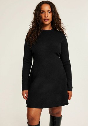 - Sukienka dzianinowa