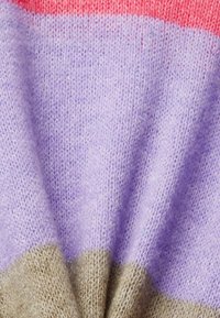 Gros plan sur un tissu tricoté doux avec des rayures horizontales de couleur corail rose, lavande violet et tons beige.