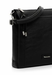Borsa a tracolla nera in pelle con finitura texture, hardware in argento, tracolla regolabile e chiusura con zip. Presenta il logo del marchio sul davanti.