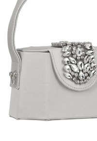 Graue Satintasche mit einer strukturierten Form. Verfügt über einen juwelenbesetzten Verschluss mit klaren, facettierten Steinen und einen rechteckigen Griff.