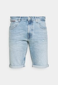 Světle modré džíny šortky s ohrnutými manžetami, s klasickým pět-pocket designem a mírným opotřebením na přední straně pro strukturu.