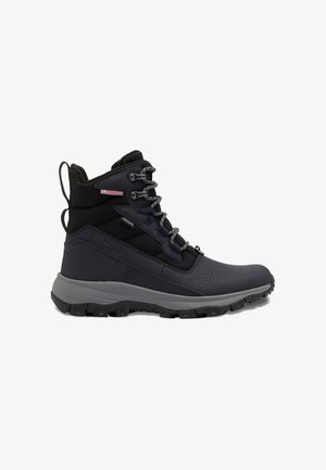 Hochwertige Mid-Top-Wanderschuhe in Dunkelblau und Schwarz. Merkmale sind die strukturierte Oberfläche, die graue Gummisohle, Metallhaken und die Schnürung.