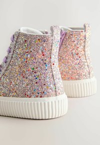 Sneaker alte scintillanti con un esterno multicolore e luccicante, dettagli in lavanda e suole e punte in gomma bianca.