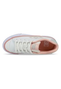 Hvit sneaker med rosa detaljer, med en glatt skinnoverdel, flate snøringer og polstret krage. DC-logo synlig på siden.