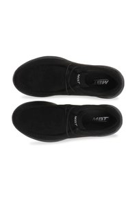 Chaussures en daim noir avec un bout arrondi, dotées d'un laçage et d'une semelle rembourrée. L'intérieur présente un logo sur la semelle intérieure.