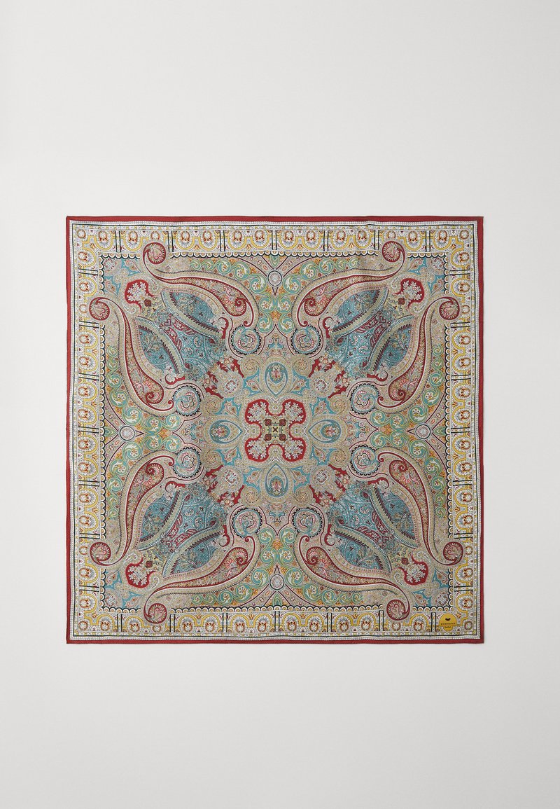 Foulard quadrato in seta con intricati motivi paisley nei toni del rosso, blu e verde, contornato da una decorativa bordatura dorata e un motivo floreale centrale.