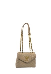 Borsa a tracolla in pelle beige trapuntata con catene dorate, caratterizzata da una chiusura a pattina decorata con un accento del logo. Texture liscia e forma strutturata.