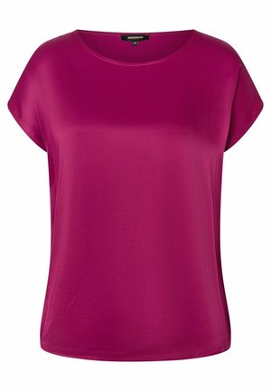 Magenta krótka bluzka z krótkim rękawem, okrągłym dekoltem i gładkim materiałem, rozmiar 38, marka More&More, metka wewnątrz kołnierza.