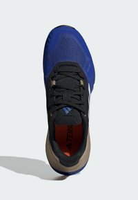 Chaussure de sport noire et bleue avec une tige en maille, un bout texturé, un intérieur orange et des accents gris. Dispose d'un système de laçage traditionnel.