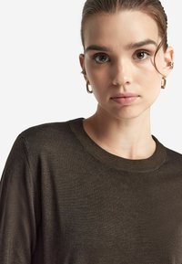 Falconeri ROUND NECK - Stickad tröja - braun chocolate garment dyed