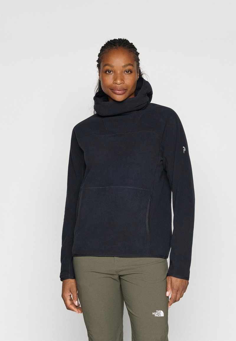 Marineblauwe fleece hoodie met hoge kraag, voorzak en contrasterende stiksels; soepele textuur en losse pasvorm.