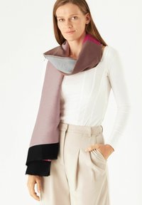 Zachte, veelkleurige sjaal met paarse, blauwe en zwarte tinten. Licht rafelen aan de randen, lichtgewicht materiaal, stijlvol om de nek gedrapeerd.