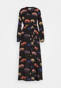 Maxiklänning i svart tyg med ett flerfärgat djurmotiv. Långa ärmar, knappdetalj, midjeband och flödande form.