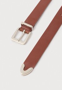 Brun læderbælte med en rektangulær sølvspænde, glat tekstur, skrå form og et bølget endedetalje.