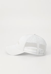 Casquette de baseball blanche avec un avant solide et un dos en maille, présentant une visière incurvée et un logo sur le devant.