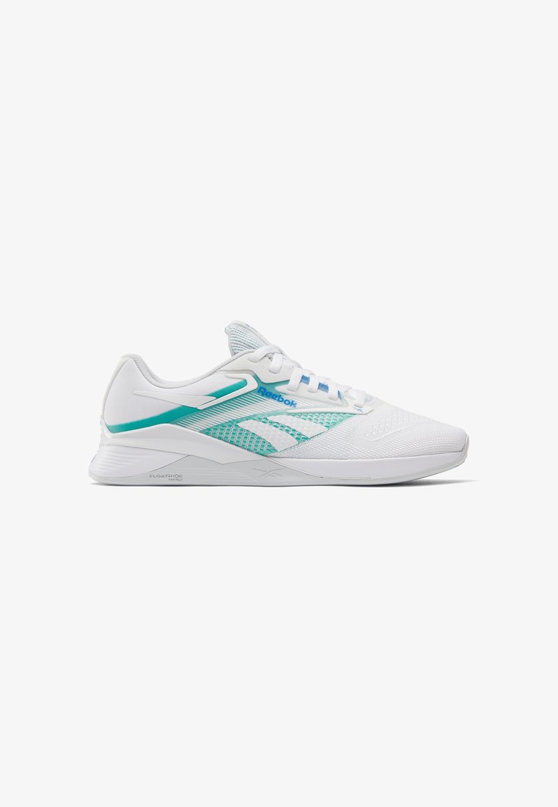 Chaussure de sport blanche avec des accents turquoise, tige en mesh respirant, semelle texturée et logo bien visible. Présente des lacets et un col rembourré.
