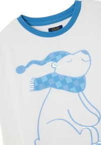 Chemise blanche à manches longues ornée d'un design d'ours bleu clair, portant une écharpe et un bonnet à carreaux bleus. Col rond avec un bord bleu.