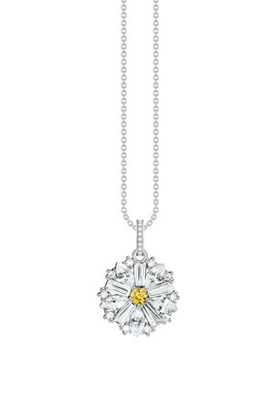 Silberne Halskette mit einem blumenförmigen Anhänger, der klare und gelbe Edelsteine in einem symmetrischen Design zeigt.