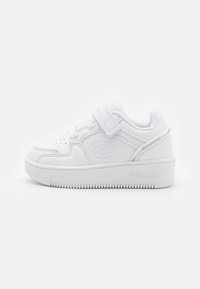 Białe sportowe sneakersy z gładkiej skórzanej cholewki, perforowanym czubkiem, rzepem, teksturowaną podeszwą i wytłoczonymi detalami logo.