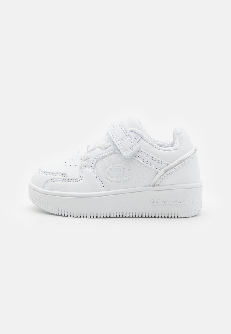 Białe sportowe sneakersy z gładkiej skórzanej cholewki, perforowanym czubkiem, rzepem, teksturowaną podeszwą i wytłoczonymi detalami logo.