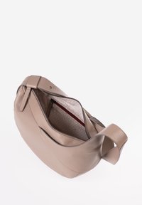 Borsa in pelle taupe con cerniera aperta che mostra un interno in tessuto leggero a motivo e una tasca con cerniera rossa, con una fascia larga visibile su sfondo bianco.