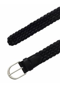 Cinturón de cuero trenzado negro con hebilla de metal plateado y un acento de cuero liso en la unión de la hebilla, que presenta un patrón de tejido texturizado.
