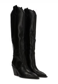 Botas de cuero negras hasta la rodilla con punta afilada, diseño arrugado y tacón ancho en ángulo. Presentan costuras decorativas a lo largo del cañón.
