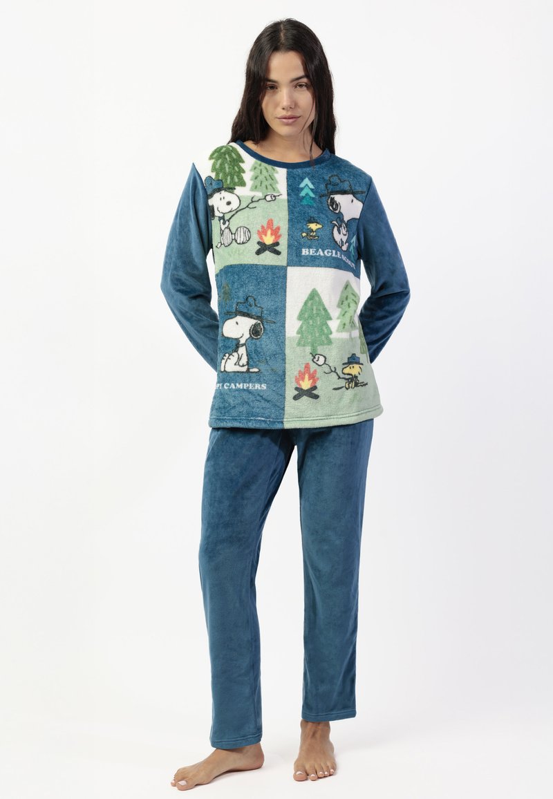 Conjunto de pijama de forro polar que incluye una parte superior azul con gráficos de Snoopy, patrones verdes y azules, y pantalones azules lisos, todo en una textura suave y tersa.
