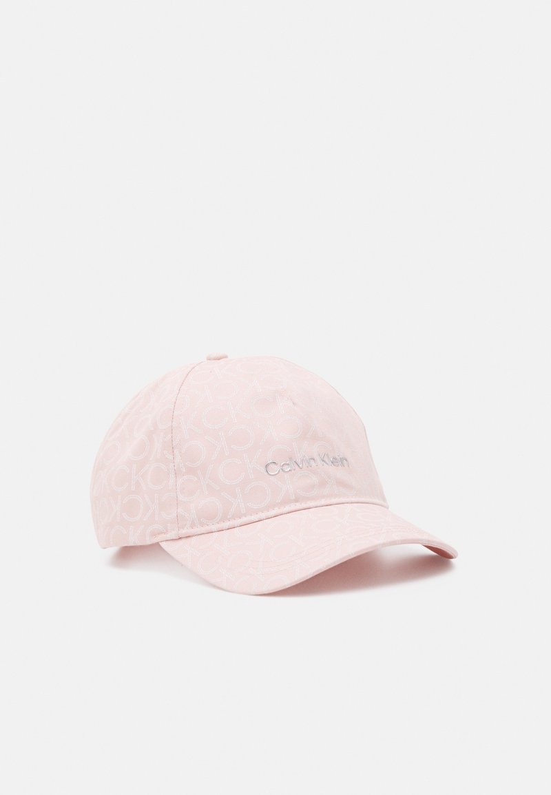 Casquette de baseball Calvin Klein rose clair avec motif logo CK intégral et nom de la marque brodé sur le panneau avant.