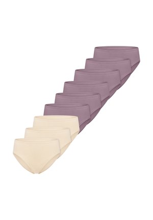 Siedem par damskich majtek typu bikini, cztery w beżu i trzy w kolorze mauve, ułożone ukośnie na białym tle.