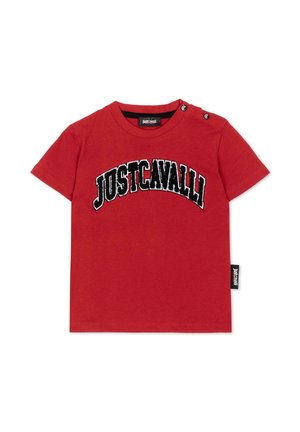 Rood kort mouwen t-shirtje voor peuters met zwart-witte "JUST CAVALLI" tekst op de voorkant en twee zwarte drukknoopjes op de linkerschouder.