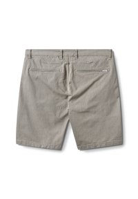 Pantalones cortos de hombre en un tejido beige texturizado. Cuenta con dos bolsillos traseros con cremalleras y cinturilla. Corte recto con un diseño de altura media.