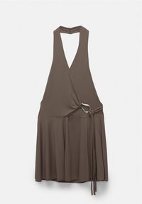 Robe halter marron avec un design enroulé, mettant en avant un accent en anneau argenté à la taille, jupe fluide et texture de tissu douce.