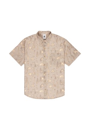 Beige Kurzarm-Hemd mit Knöpfen und einem Campingmuster, das Zelte, Bäume, Menschen und Outdoor-Aktivitäten in hellbraunen Linien darstellt.