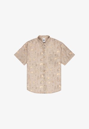 Beżowa koszula na krótki rękaw zapinana na guziki z wzorem campingowym przedstawiającym namioty, drzewa, ludzi i aktywności na świeżym powietrzu w jasnobrązowych liniach.