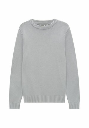 Pull gris clair en tricot, avec un col rond, des manches longues, des poignets côtelés et un ourlet pour plus de texture.