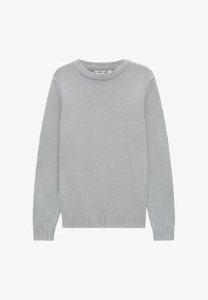 Pull gris clair en tricot, avec un col rond, des manches longues, des poignets côtelés et un ourlet pour plus de texture.