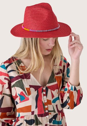 Camomilla Italia, Hat - red