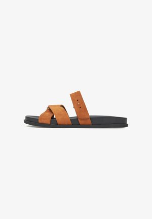 Brązowe zamszowe sandały z szerokimi paskami i czarną gumową podeszwą. Posiadają dwa krzyżujące się paski oraz regulowany pasek z metalowym nitm.