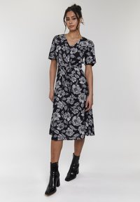 V NECK SHORT SLEEVE MIDI - Hverdagskjole - monochrome