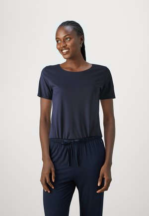 Top blu navy a maniche corte con scollatura rotonda, realizzato in un tessuto liscio, abbinato a pantaloni con coulisse coordinati che presentano una vestibilità comoda.