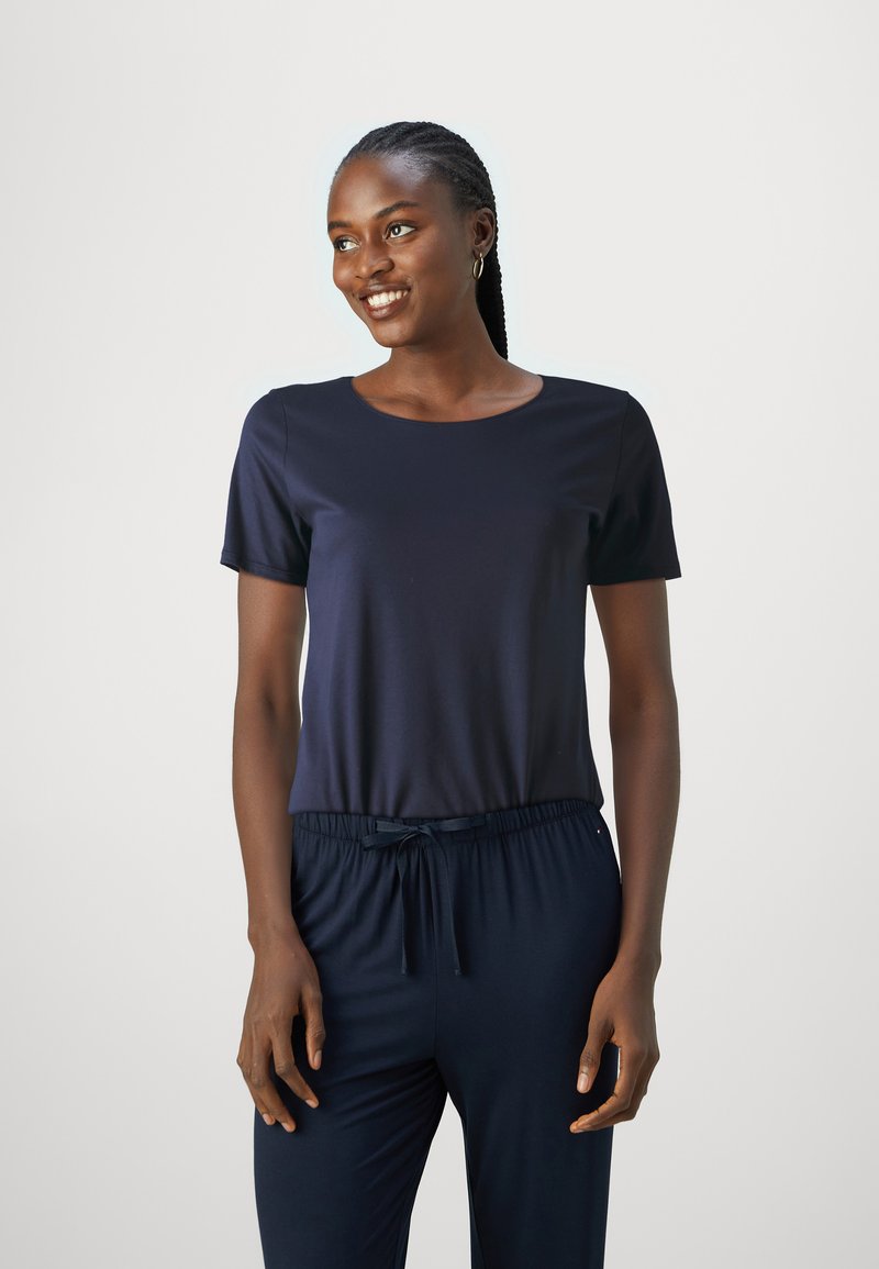 Top de manga corta azul marino con cuello redondo, hecho de una tela suave, combinado con pantalones ajustables a juego que ofrecen un corte relajado.