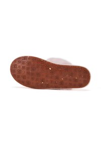 Gummisko-sula med präglade mönster, främst brun med en texturerad yta. Rundad form med en slät kant. Halkfri design.