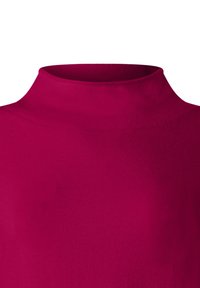 Maglione a collo alto e maniche lunghe di colore lampone, realizzato in un filo di maglia con una texture liscia e fine.