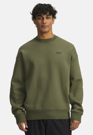 Olijfgroene sweatshirt met lange mouwen en een geribde halslijn en boorden, voorzien van een klein zwart logo op de borst en een comfortabele pasvorm.