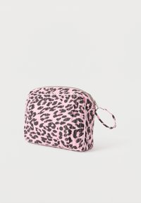 Roza kozmetična torbica s prešitimi vzorci in črnimi leopardskimi lisami, opremljena z zadrgo in stranskim trakom za enostavno prenašanje.