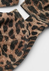 Tela con estampado de leopardo y hilos dorados brillantes, presenta un patrón de manchas negras sobre un fondo marrón claro. La superficie texturizada realza el interés visual.