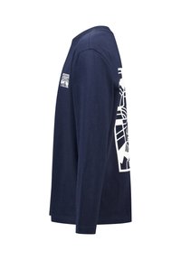 T-shirt à manches longues bleu marine en coton, présentant un design graphique blanc sur la manche gauche et le dos, col rond et coupe régulière.