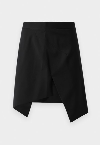 Must mustreid mustikaliine seelik, millel on siledad tekstuurid, terav kolmnurkne äär ja minimalistlik disain. Lame vöökoht, nähtavat riistvara pole.