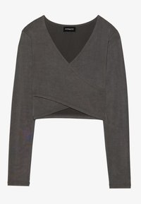 Grau geschnittenes Langarmoberteil mit V-Ausschnitt und Wickeldesign, das eine glatte Textur und dezente Stichdetails aufweist. Marke: EVEN&ODD.